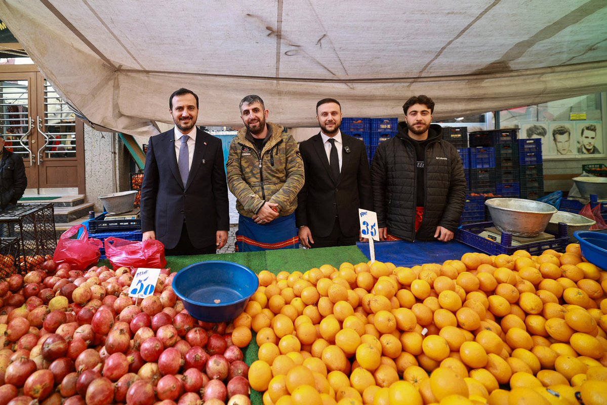 Küçükçekmece’de pazar esnafımızla, pazarda alışveriş yapan hemşehrilerimizle sohbet ettik. Milletimizle her zaman yan yana, omuz omuzayız. Çünkü bizler bu aziz milletin emanetinden sorumluyuz.