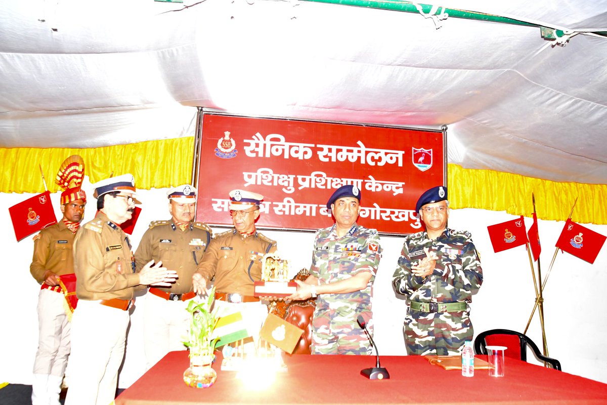 ssbrtcgkp's tweet photo. श्री संजय सिंघल,भा.पु.से. महानिदेशक @SSB_INDIA का दो दिवसीय औपचारिक भ्रमण (5/6-02-26) @SSBSHQGKP @ssbchgkp #RTC_SSB_GKP का किया गया जिसमें महोदय द्वारा प्रशासनिक, प्रचालन और प्रशिक्षण कार्यो की समीक्षा कर आवश्यक दिशा-निर्देश दिये गये।
@SSBFTRLUCKNOW https://t.co/gZ6Kvdiqb7