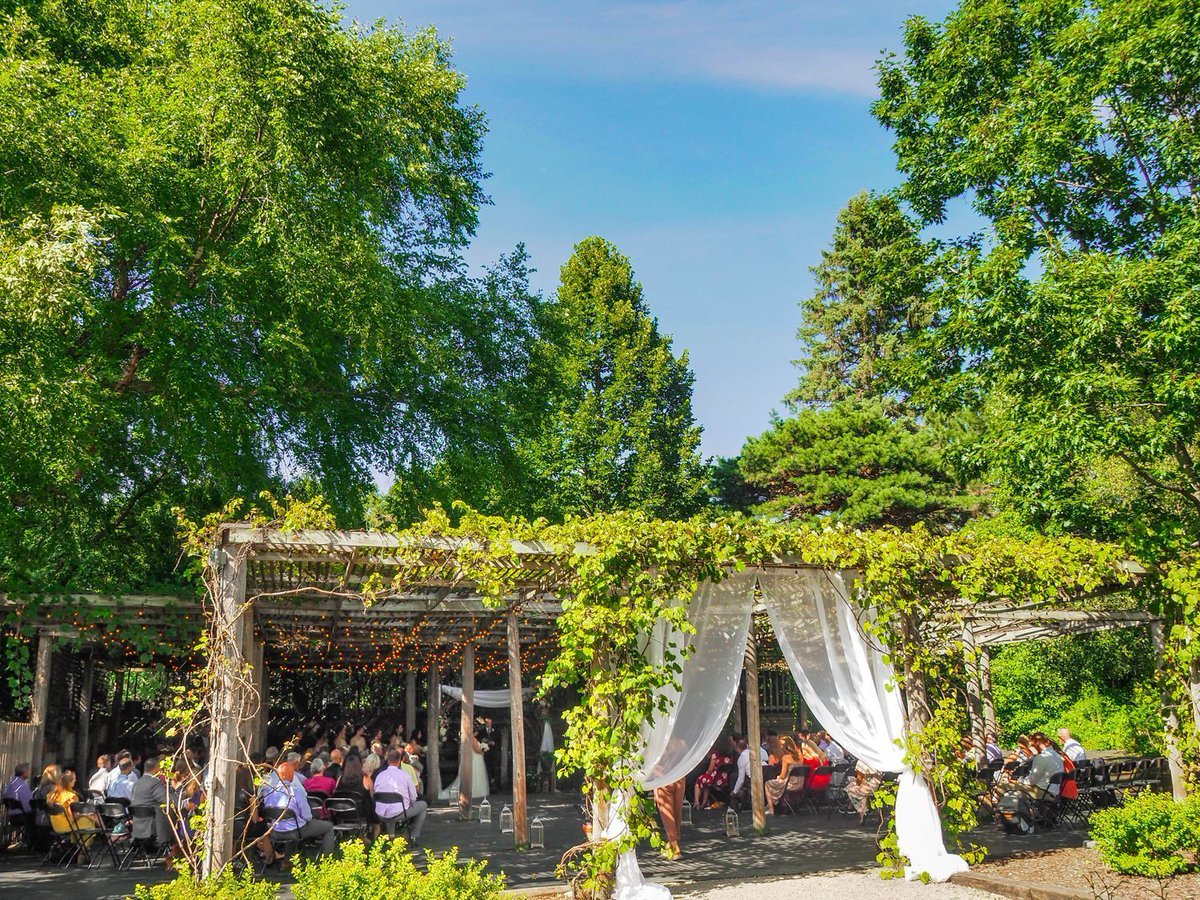 Summer wedding at The Gardens of Castle Rock - a Minnesota Wedding and Event Center -📸 thegardensofcr #MNVenue #MNWeddingReception #OutdoorWeddings #MNWeddingCeremony #TwinCitiesWedding #MNWeddingIdeas buff.ly/sYuenAe