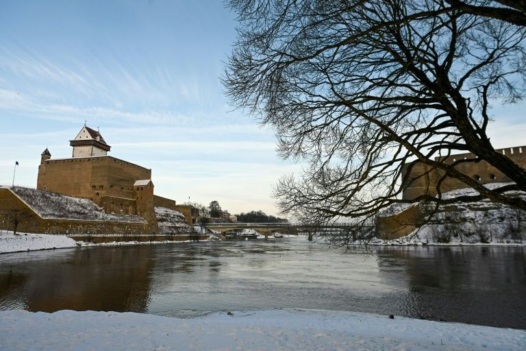 Narva (Estonia) (AFP) - Las dos fortalezas medievales se miran frente a frente a ambos márgenes del río que separa Estonia de Rusia. En Narva, una ciudad temerosa de su poderoso vecino, el 'Puente de la Amistad', antaño  bit.ly/3Mi5ZRT