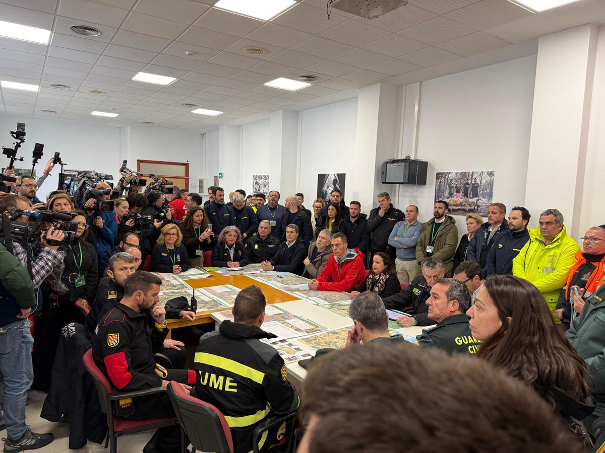 JCRuizBoix's tweet photo. 𝐆𝐫𝐚𝐜𝐢𝐚𝐬 𝐏𝐫𝐞𝐬𝐢𝐝𝐞𝐧𝐭𝐞, @sanchezcastejon ,por visitar San Roque y conocer de primera mano la situación de mi municipio y el resto de la provincia de Cádiz. 𝐄𝐥 𝐆𝐨𝐛𝐢𝐞𝐫𝐧𝐨 𝐝𝐞 𝐄𝐬𝐩𝐚𝐧̃𝐚 𝐬𝐢𝐞𝐦𝐩𝐫𝐞 𝐜𝐨𝐧 𝐥𝐚 𝐩𝐫𝐨𝐯𝐢𝐧𝐜𝐢𝐚 𝐝𝐞 𝐂𝐚́𝐝𝐢𝐳 𝐲 𝐀𝐧𝐝𝐚𝐥𝐮𝐜𝐢́𝐚.

𝐀𝐠𝐫𝐚𝐝𝐞𝐜𝐞𝐫 𝐭𝐚𝐦𝐛𝐢𝐞́𝐧 𝐚𝐥 𝐜𝐨𝐧𝐣𝐮𝐧𝐭𝐨 𝐝𝐞 𝐥𝐚𝐬 𝐢𝐧𝐬𝐭𝐢𝐭𝐮𝐜𝐢𝐨𝐧𝐞𝐬 el despliegue de efectivos, el trabajo conjunto, a las Fuerzas y Cuerpos de Seguridad: Policía Local, Guardia Civil, UME, Policía Nacional, 112, Protección Civil, INFOCA y por supuesto al comportamiento ciudadano.

Además, 𝐬𝐞 𝐩𝐞𝐫𝐦𝐢𝐭𝐞 𝐥𝐚 𝐯𝐮𝐞𝐥𝐭𝐚 𝐚 𝐜𝐚𝐬𝐚 𝐜𝐨𝐧𝐝𝐢𝐜𝐢𝐨𝐧𝐚𝐝𝐚 𝐚 𝐥𝐚𝐬 𝐯𝐞𝐜𝐢𝐧𝐚𝐬 𝐲 𝐯𝐞𝐜𝐢𝐧𝐨𝐬 𝐝𝐞𝐬𝐚𝐥𝐨𝐣𝐚𝐝𝐨𝐬, siendo conscientes de que aún quedan aún días difíciles y que se podría volver a la situación de esta semana.

𝐍𝐮𝐞𝐬𝐭𝐫𝐨 𝐜𝐚𝐫𝐢𝐧̃𝐨 𝐲 𝐬𝐨𝐥𝐢𝐝𝐚𝐫𝐢𝐝𝐚𝐝 𝐜𝐨𝐧 𝐥𝐨𝐬 𝐦𝐮𝐧𝐢𝐜𝐢𝐩𝐢𝐨𝐬 𝐪𝐮𝐞 𝐭𝐚𝐦𝐛𝐢𝐞́𝐧 𝐞𝐬𝐭𝐚́𝐧 𝐚𝐟𝐞𝐜𝐭𝐚𝐝𝐨𝐬 como Grazalema, San Martín del Tesorillo, Jimena, Secadero y el resto de la provincia de Cádiz y de Andalucía.