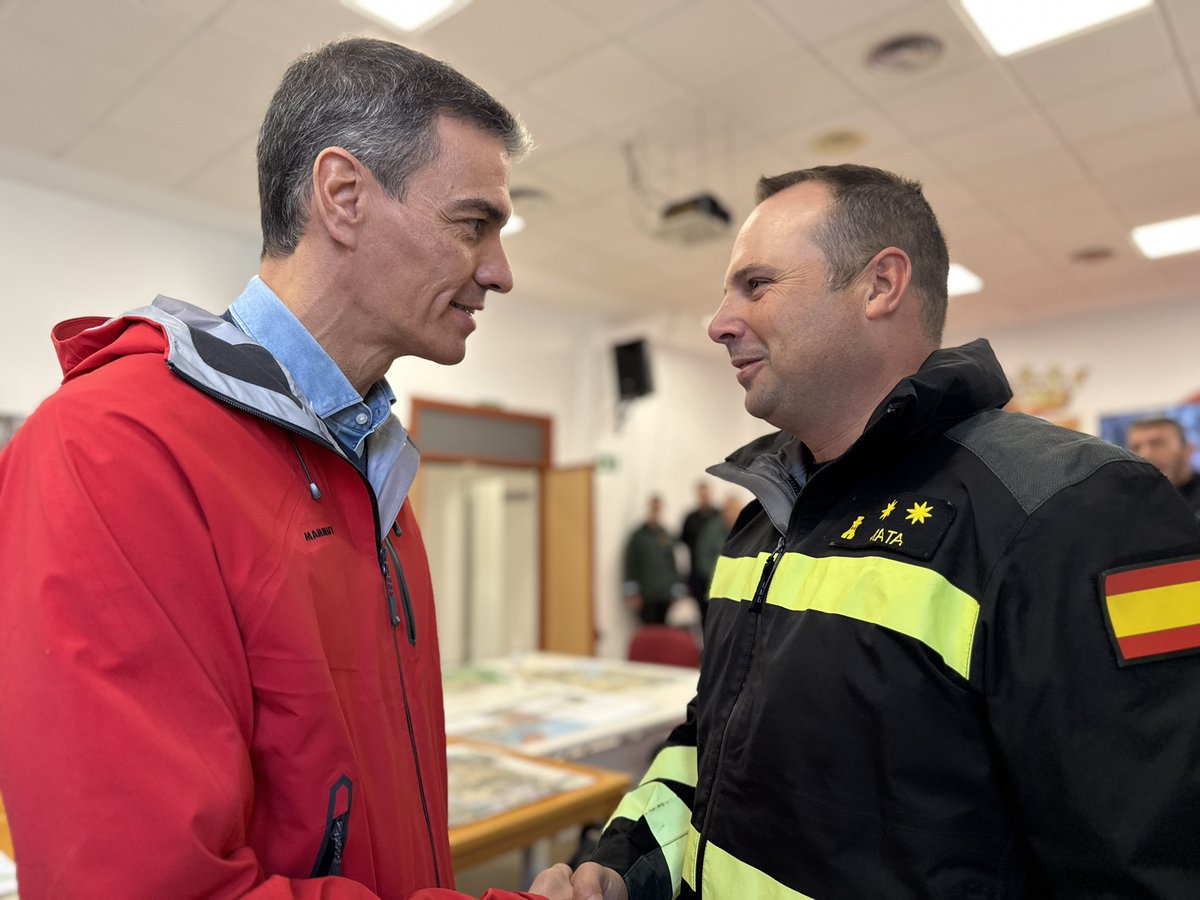 JCRuizBoix's tweet photo. 𝐆𝐫𝐚𝐜𝐢𝐚𝐬 𝐏𝐫𝐞𝐬𝐢𝐝𝐞𝐧𝐭𝐞, @sanchezcastejon ,por visitar San Roque y conocer de primera mano la situación de mi municipio y el resto de la provincia de Cádiz. 𝐄𝐥 𝐆𝐨𝐛𝐢𝐞𝐫𝐧𝐨 𝐝𝐞 𝐄𝐬𝐩𝐚𝐧̃𝐚 𝐬𝐢𝐞𝐦𝐩𝐫𝐞 𝐜𝐨𝐧 𝐥𝐚 𝐩𝐫𝐨𝐯𝐢𝐧𝐜𝐢𝐚 𝐝𝐞 𝐂𝐚́𝐝𝐢𝐳 𝐲 𝐀𝐧𝐝𝐚𝐥𝐮𝐜𝐢́𝐚.

𝐀𝐠𝐫𝐚𝐝𝐞𝐜𝐞𝐫 𝐭𝐚𝐦𝐛𝐢𝐞́𝐧 𝐚𝐥 𝐜𝐨𝐧𝐣𝐮𝐧𝐭𝐨 𝐝𝐞 𝐥𝐚𝐬 𝐢𝐧𝐬𝐭𝐢𝐭𝐮𝐜𝐢𝐨𝐧𝐞𝐬 el despliegue de efectivos, el trabajo conjunto, a las Fuerzas y Cuerpos de Seguridad: Policía Local, Guardia Civil, UME, Policía Nacional, 112, Protección Civil, INFOCA y por supuesto al comportamiento ciudadano.

Además, 𝐬𝐞 𝐩𝐞𝐫𝐦𝐢𝐭𝐞 𝐥𝐚 𝐯𝐮𝐞𝐥𝐭𝐚 𝐚 𝐜𝐚𝐬𝐚 𝐜𝐨𝐧𝐝𝐢𝐜𝐢𝐨𝐧𝐚𝐝𝐚 𝐚 𝐥𝐚𝐬 𝐯𝐞𝐜𝐢𝐧𝐚𝐬 𝐲 𝐯𝐞𝐜𝐢𝐧𝐨𝐬 𝐝𝐞𝐬𝐚𝐥𝐨𝐣𝐚𝐝𝐨𝐬, siendo conscientes de que aún quedan aún días difíciles y que se podría volver a la situación de esta semana.

𝐍𝐮𝐞𝐬𝐭𝐫𝐨 𝐜𝐚𝐫𝐢𝐧̃𝐨 𝐲 𝐬𝐨𝐥𝐢𝐝𝐚𝐫𝐢𝐝𝐚𝐝 𝐜𝐨𝐧 𝐥𝐨𝐬 𝐦𝐮𝐧𝐢𝐜𝐢𝐩𝐢𝐨𝐬 𝐪𝐮𝐞 𝐭𝐚𝐦𝐛𝐢𝐞́𝐧 𝐞𝐬𝐭𝐚́𝐧 𝐚𝐟𝐞𝐜𝐭𝐚𝐝𝐨𝐬 como Grazalema, San Martín del Tesorillo, Jimena, Secadero y el resto de la provincia de Cádiz y de Andalucía.