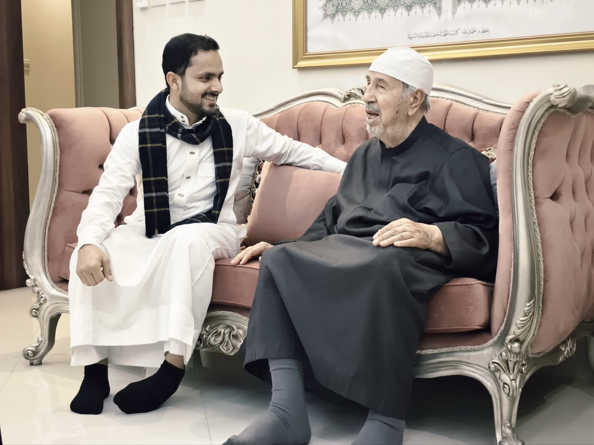 saedey4's tweet photo. في ليلة 15 شعبان 1447 
 في لقاءٍ لن أنساه مع شيخ الخطاطين
 ((عثمان طه)) حفظه الله سألني عن عمري فأجبته 
فابتسم وقال ((خطك أكبر من عمرك))
وكان في الجلسة أستاذي زكي الهاشمي فأوصاه بي قائلاً ((هذا لازم تنتبه له)) 
وأشهد أن أستاذي لم يدّخر جهدًا في متابعتي ورعايتي قبل الوصية وبعدها https://t.co/hbBoM3PFqj