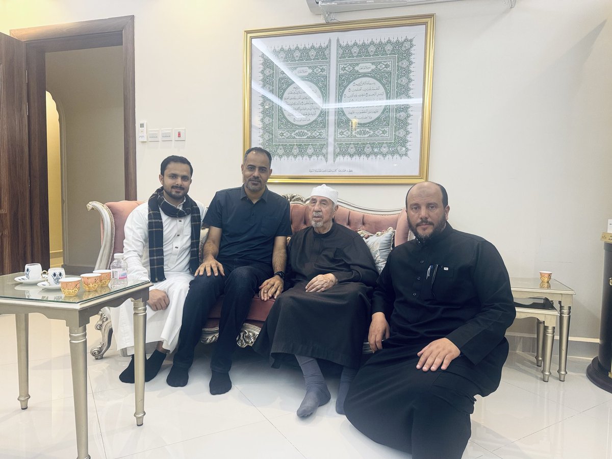 saedey4's tweet photo. في ليلة 15 شعبان 1447 
 في لقاءٍ لن أنساه مع شيخ الخطاطين
 ((عثمان طه)) حفظه الله سألني عن عمري فأجبته 
فابتسم وقال ((خطك أكبر من عمرك))
وكان في الجلسة أستاذي زكي الهاشمي فأوصاه بي قائلاً ((هذا لازم تنتبه له)) 
وأشهد أن أستاذي لم يدّخر جهدًا في متابعتي ورعايتي قبل الوصية وبعدها https://t.co/hbBoM3PFqj