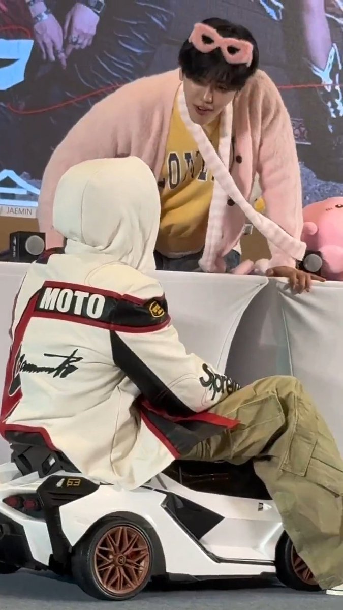 เจนน่ารักมากกกกกอะ ชีเล่นรถของเล่น ละพี่แจมินก้มลงมาคุยด้วย เหมือนเล่นกับเด็กเลย น่ารักโคตร 😭💕