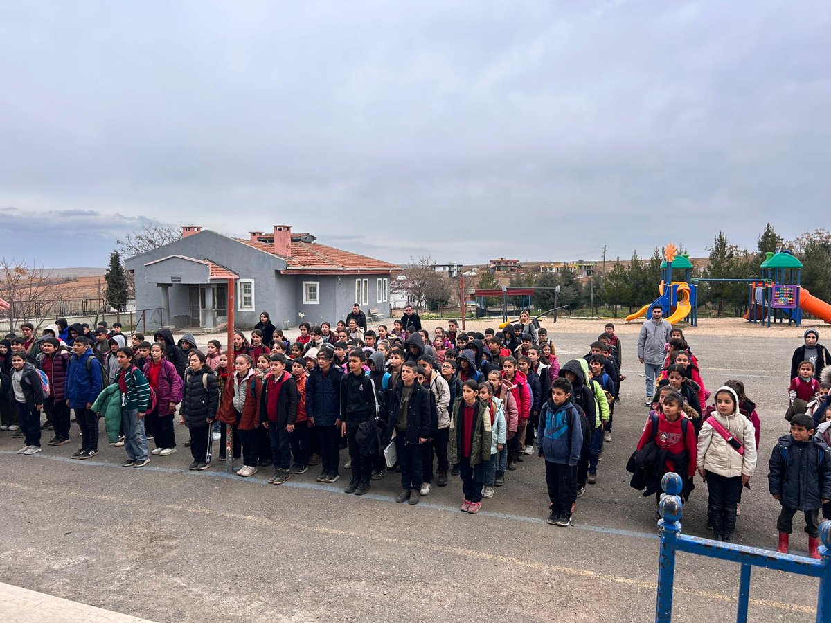 AgacseverCinar's tweet photo. Bir dakika sustuk, ama acı hâlâ konuşuyor.
6 Şubat depremlerinde hayatını kaybedenleri rahmetle anıyor, geride kalanlara sabır diliyoruz.
Öğrencilerimizle birlikte saygı duruşundaydık.
Unutmak yok. Alışmak hiç yok.

@ysf_gzl_ 
#6subat2023 https://t.co/IAeNC9ivyQ