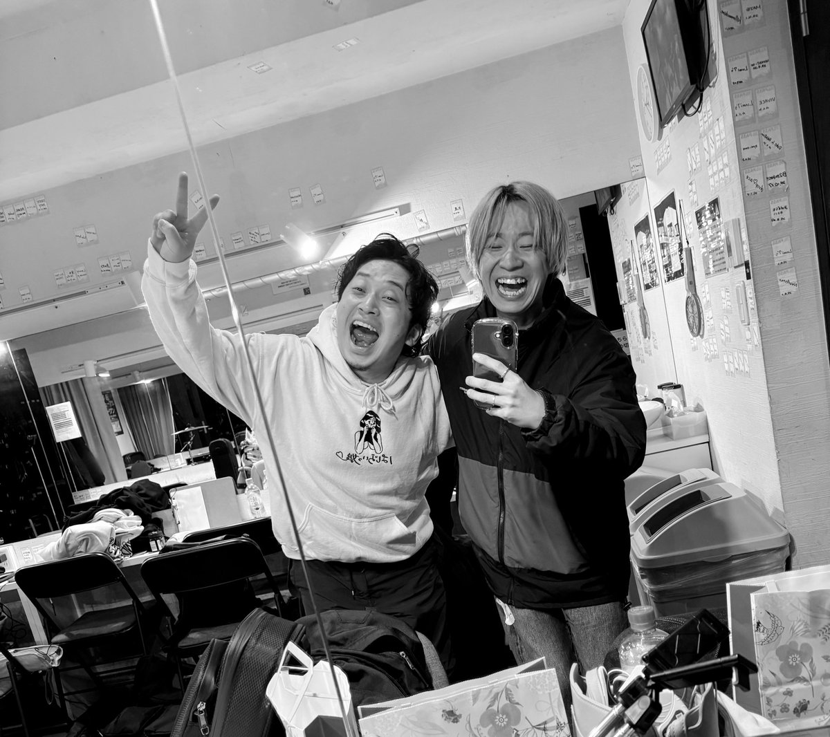 mepoffici's tweet photo. アメ村BEYONDありがとうございました◎

5月2日はここでワンマンライブやります！

絶対きて！！！

※あげる写真ないから二人で写真撮りました、仲良しです（？） https://t.co/HaJg7irWPr