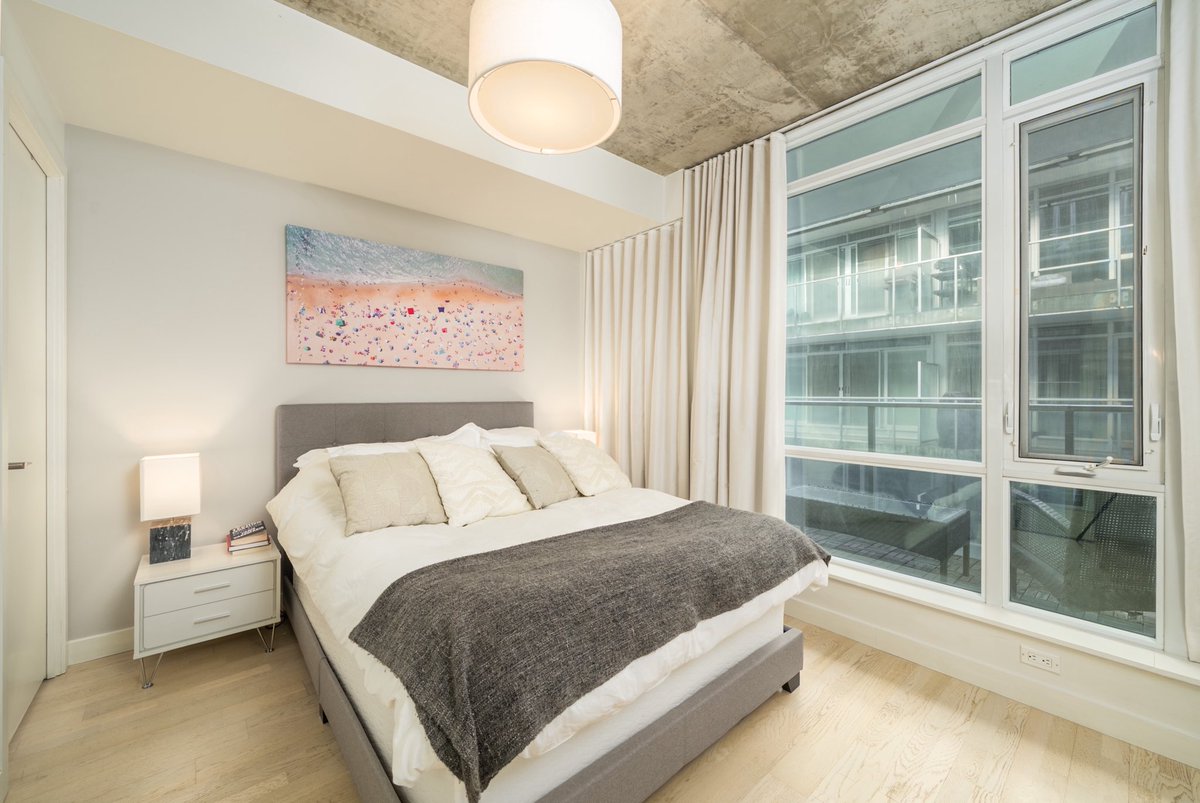 RejeanRealEst8's tweet photo. 🔥🔥Hot New Listing @ 75 Portland St Unit 718🔥🔥.  Gorgeous open concept 1 bed 2 bath condo over 900 Sq Ft.  Asking $899,000.  Open houses Feb 7&amp;8 2-4pm Contact me for private showings ow with any questions. .  Rejean@TheWeirTeam.ca https://t.co/wG3KAZDUo1