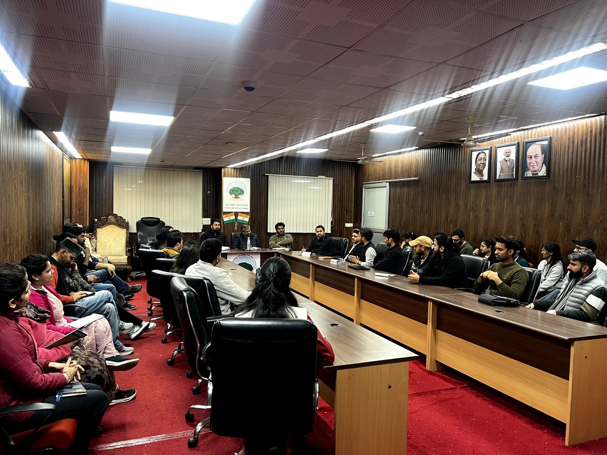 abvpcujammu's tweet photo. जम्मू केंद्रीय विश्वविद्यालय की शोध (SHoDH) इकाई की बैठक हुई, जिसमें विभिन्न विभागों के शोधार्थी उपस्थित रहे।

इस बैठक में अखिल भारतीय विद्यार्थी परिषद् के राष्ट्रीय सह-संगठन मंत्री श्री देवदत्त जोशी जी, क्षेत्रीय संगठन मंत्री श्री गौरव अत्री जी विशेष रूप से उपस्थित रहे। https://t.co/7xercrlj6M