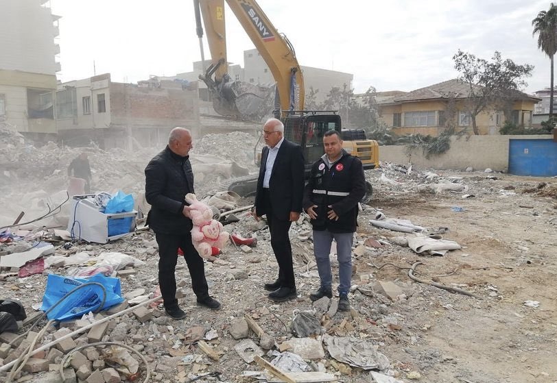 Üç yıl önce 11 ilimizde ağır kayıplar verdiğimiz depremin acısını hâlâ taşıyoruz. 
Ailelerimiz dahil 53 bin insanımız hakka irtihal etti. 
Yüreğimize gömdüğümüz Acılarımızı imkansızı başararak 455 bin konutu tamamlayarak  vatandaşlarımızı yerleştiren Cumhurbaşkanımız <a href="/RTErdogan/">Recep Tayyip Erdoğan</a>