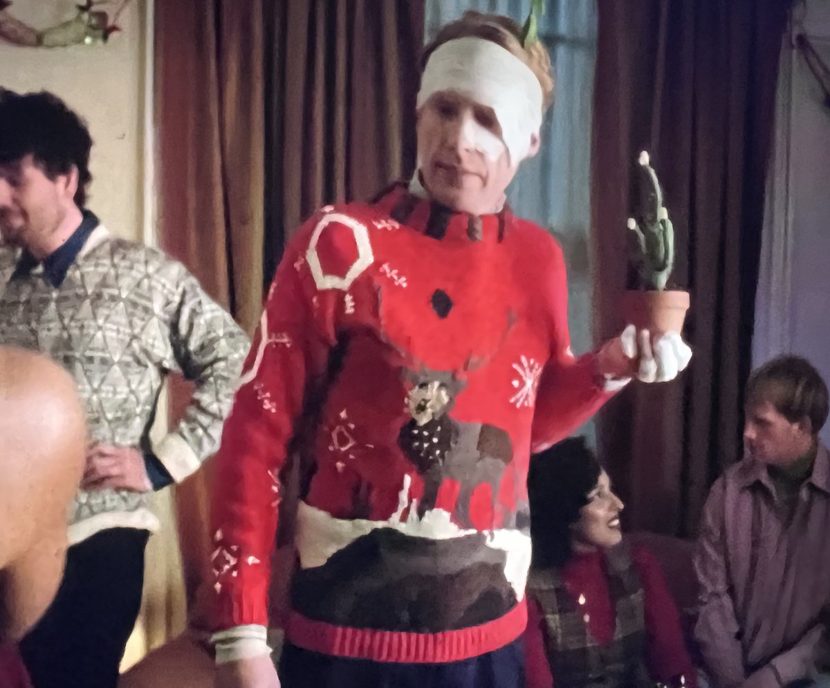 El ex de ella es una roca que no hacía nada ni por ella ni por la relación y la ex de el es un cactus que se la pasaba espinándolo/lastimándolo a pesar de que la trataba bien