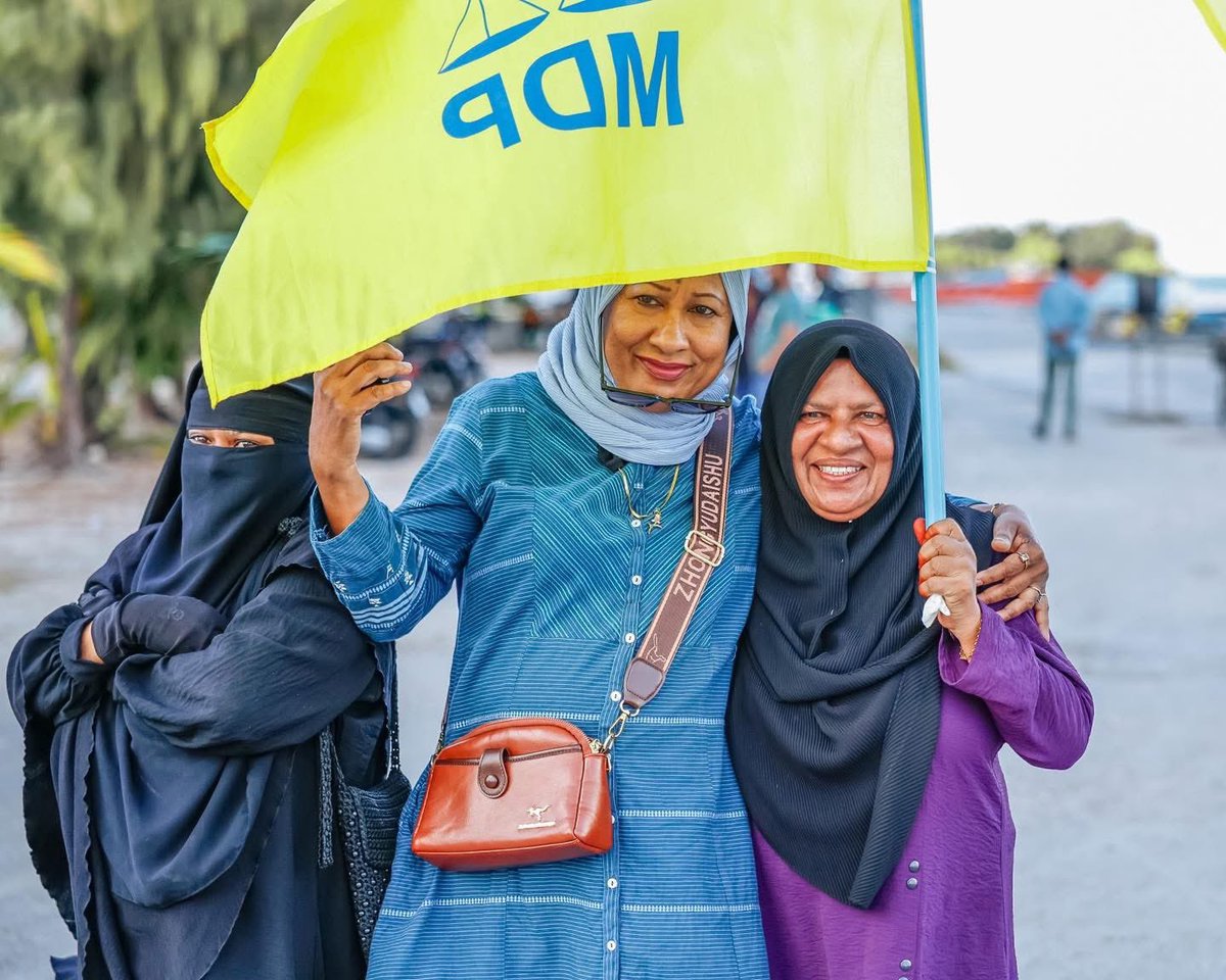 ކުރިއަށް އޮތް ލޯކަލް ކައުންސިލް ތަކުގެ އިންތިހާބާއި އ.ތ.މ ކޮމިޓީއަށް ވާދަކުރައްވާ ތިނަދޫ ސިޓީގެ  އެމްޑީޕީގެ ކެންޑިޑޭޓުންގެ ކެންޕެއިނަށް އެމްޑީޕީގެ ކުރީގެ ޗެއަރޕާސަން  ފައްޔާޒް އިސްމާއިލް  އާއި ޓީމުން ތިނަދޫ ސިޓީ އަށް ވަޑައިގަތުން. 

#HeyvallaThayyaru  
#VoteMDP
<a href="/MDPSecretariat/">MDP Secretariat</a>