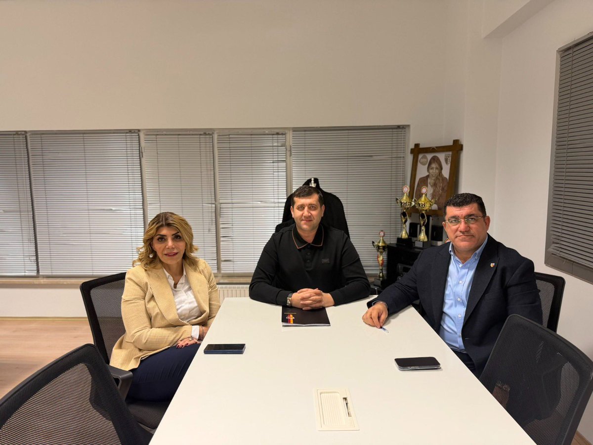 Genel Kurul tarihinin açıklanmasından sonra anlamlı bir kare ama merak ettiğim şey Sayın Ali Çamlı şehirde mi yoktu? Yoksa… #bakiersoy #kayserispor #bernagözbaşı #nurettinaçıkalın <a href="/Berna_Gozbasi/">Berna Gözbaşı</a> <a href="/Nrtacikalin/">Nurettin Açıkalın</a> <a href="/KayserisporFK/">Zecorner Kayserispor</a> <a href="/bakiersoymhp/">BAKİ ERSOY</a>