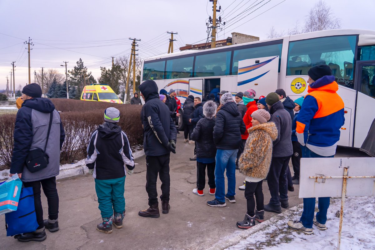 RedCrossUkraine's tweet image. 🚌 The Ukrainian Red Cross evacuated 35 residents of a care home in #Zaporizhzhia region, ensuring safe relocation to facilities with proper care and medical support. Our volunteers continue assisting vulnerable populations in frontline areas. #Evacuation #DisabilitySupport