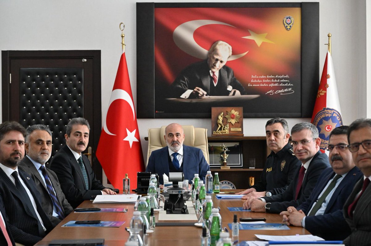 📍 Kars 

Kolluk Gözetim Komisyonu üyelerimizle birlikte Kars İl Emniyet Müdürlüğü’nü ziyaret ettik. 

Ziyaretimiz kapsamında, Kars İl Emniyet Müdürümüz Sn. Murat Abdullah Tombul’dan kapsamlı brifing aldık.

Özveriyle görev yapan emniyet personelimize teşekkür ediyor,