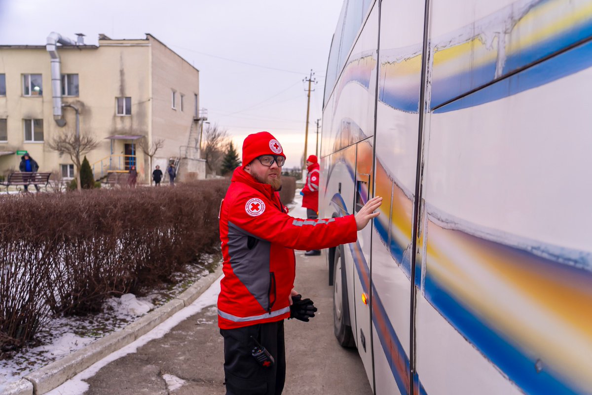 RedCrossUkraine's tweet image. 🚌 The Ukrainian Red Cross evacuated 35 residents of a care home in #Zaporizhzhia region, ensuring safe relocation to facilities with proper care and medical support. Our volunteers continue assisting vulnerable populations in frontline areas. #Evacuation #DisabilitySupport