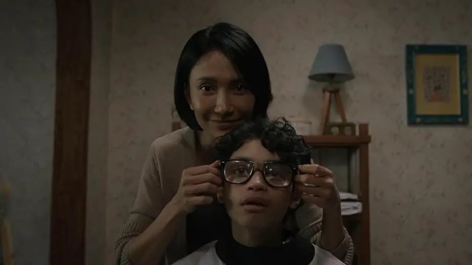 Yes salah satu film Indonesia favoritku tahun lalu, Dia Bukan Ibu, udah bisa ditonton di Netflix!

Sajian horor yg meneror dari atmosfer, sikap ganjil sang ibu &amp; gore yg lumayan bikin ngilu. Chemistrynya Aurora Ribero sama Ali Fikry asyik, sementara Artika Sari Devi creepy bener!