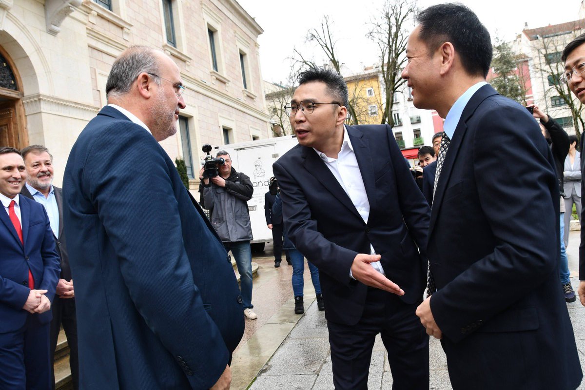 Guijarrojl's tweet image. #CLM ha sumado inversiones extranjeras por más de 2.000 M€ en la última década. 

Acompañar, facilitar y reducir plazos son prioridades del @gobjccm para atraer empresas

Hoy recibimos a una delegación de Yangzhou #China, con Invierte en Cuenca, para estrechar lazos comerciales