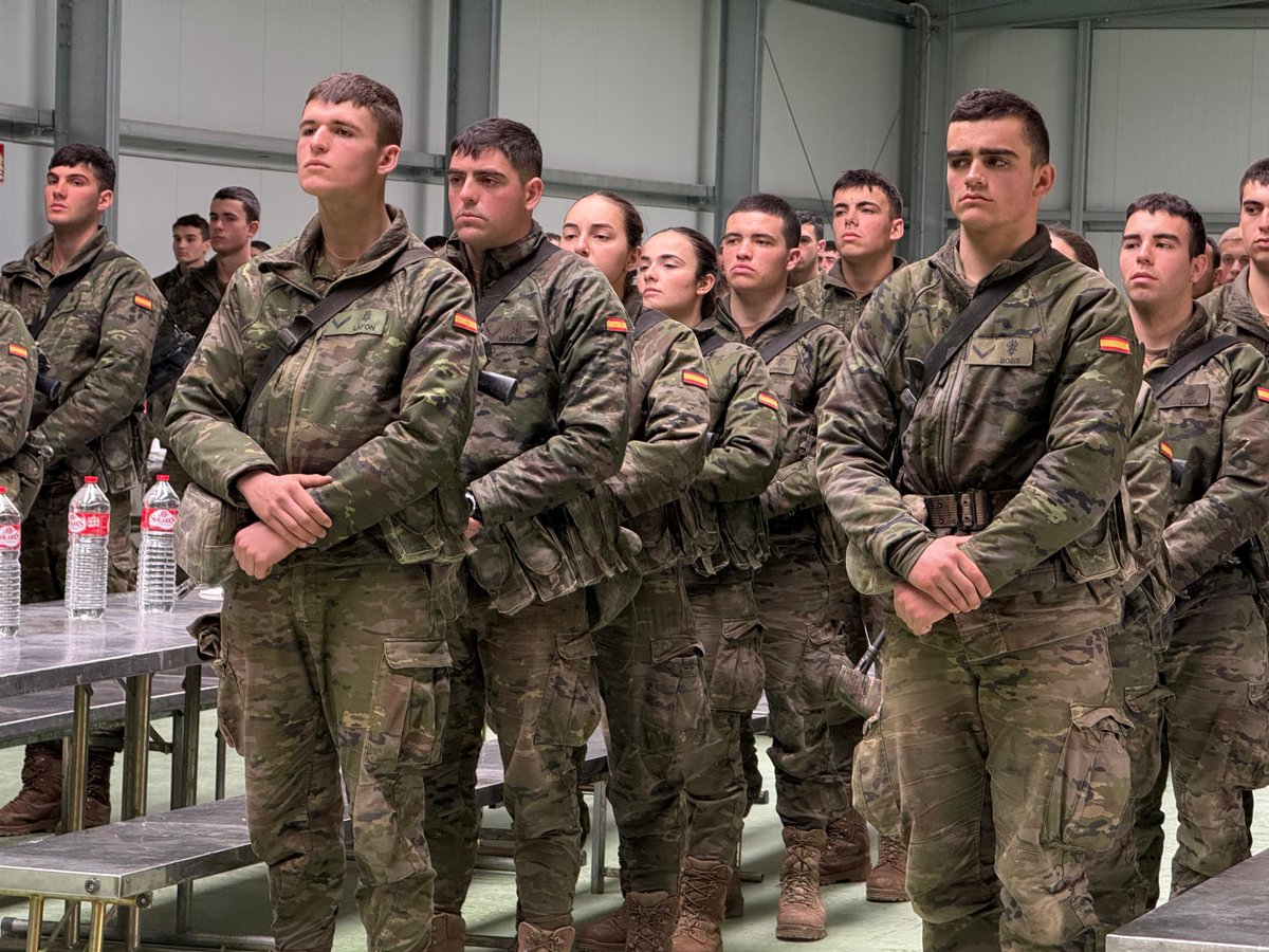 Defensagob's tweet image. Los alumnos de la Academia General Militar #AGM se forman en el Centro de Adiestramiento ‘San Gregorio’, donde han recibido la visita de la ministra de Defensa.

Exigencia, liderazgo y valores que forjan a los futuros oficiales del @EjercitoTierra al servicio de España.