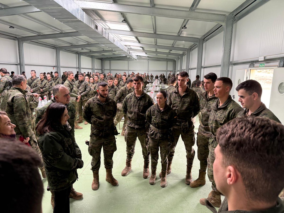 Defensagob's tweet image. Los alumnos de la Academia General Militar #AGM se forman en el Centro de Adiestramiento ‘San Gregorio’, donde han recibido la visita de la ministra de Defensa.

Exigencia, liderazgo y valores que forjan a los futuros oficiales del @EjercitoTierra al servicio de España.