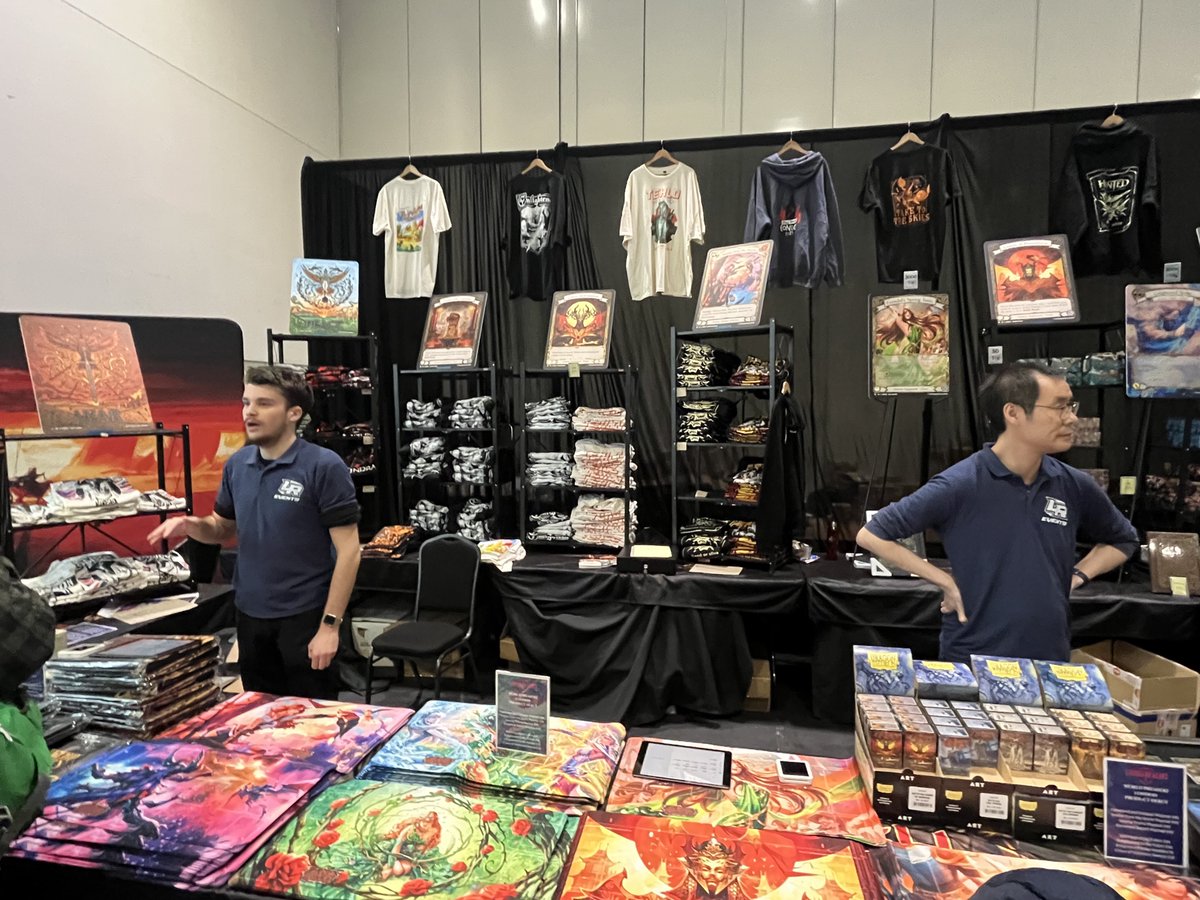 FABTCG_JP's tweet photo. ワールドプレミア：ロンドンでは、人気のアパレルやプレイマットを販売する公式物販も開かれています。
日本でも、4月に開催のプロツアー：横浜で公式物販がオープン予定なので楽しみですね✨

#fabtcg https://t.co/wl2140K90r