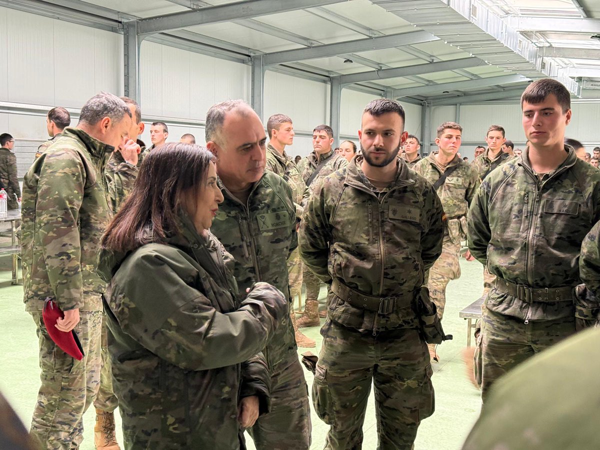 Defensagob's tweet image. Los alumnos de la Academia General Militar #AGM se forman en el Centro de Adiestramiento ‘San Gregorio’, donde han recibido la visita de la ministra de Defensa.

Exigencia, liderazgo y valores que forjan a los futuros oficiales del @EjercitoTierra al servicio de España.
