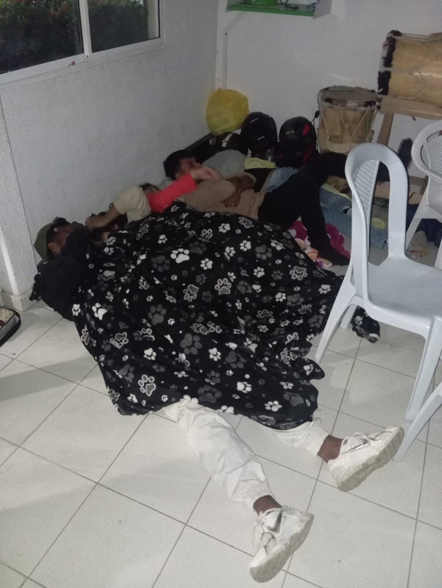 Los enfrentamientos entre el Ejército Nacional y ACSN, en zona rural de Ciénaga, generaron un desplazamiento forzado de más de 150 personas que requiere atención urgente. Esto pasó anoche y cerca de la media noche fueron llevados a un hotel. La emergencia persiste.