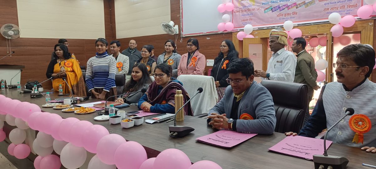 जिला पंचायत सभागार में बेसिक शिक्षा विभाग द्वारा आयोजित "प्रगति-स्वाभिमान एवं सफलता 2.0 बाल उत्सव" कार्यक्रम में उत्कृष्ट प्रदर्शन करने वाले छात्र-छात्राओं को शील्ड तथा मैडल देकर सम्मानित किया गया।
#बेसिक_शिक्षा_विभाग