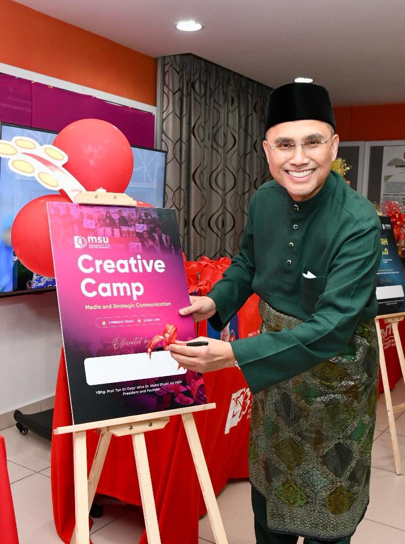 MohdShukriYajid's tweet photo. Creative mindsets are not optional. It is strategic. Launched the Creative Camp 2026 &amp; Ceria Barakah 4.0, with Media &amp; Strat Comm. Igniting bold ideas, future-ready storytellers in a culture where media excellence is driven by purpose. @MSUmalaysia @YayasanMSU #MSUcreativecamp https://t.co/VmW94253kA