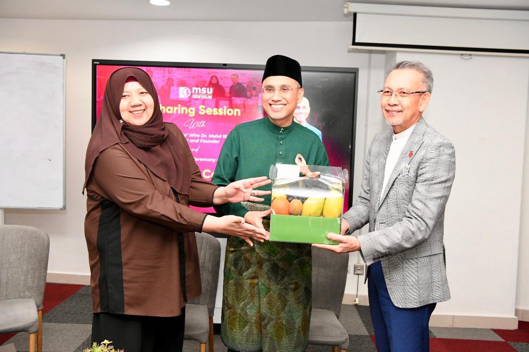 MohdShukriYajid's tweet photo. Creative mindsets are not optional. It is strategic. Launched the Creative Camp 2026 &amp; Ceria Barakah 4.0, with Media &amp; Strat Comm. Igniting bold ideas, future-ready storytellers in a culture where media excellence is driven by purpose. @MSUmalaysia @YayasanMSU #MSUcreativecamp https://t.co/VmW94253kA