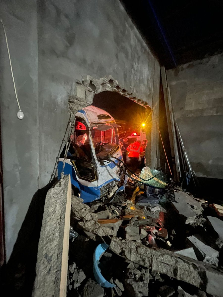 Un bus tipo coaster impactó contra una vivienda en el Km. 184.5, ruta de las Verapaces.  Bomberos Voluntarios atendieron a 15 pasajeros que presentaban laceraciones y golpes en diferentes partes del cuerpo, fueron trasladados al Hospital Regional de Cobán.