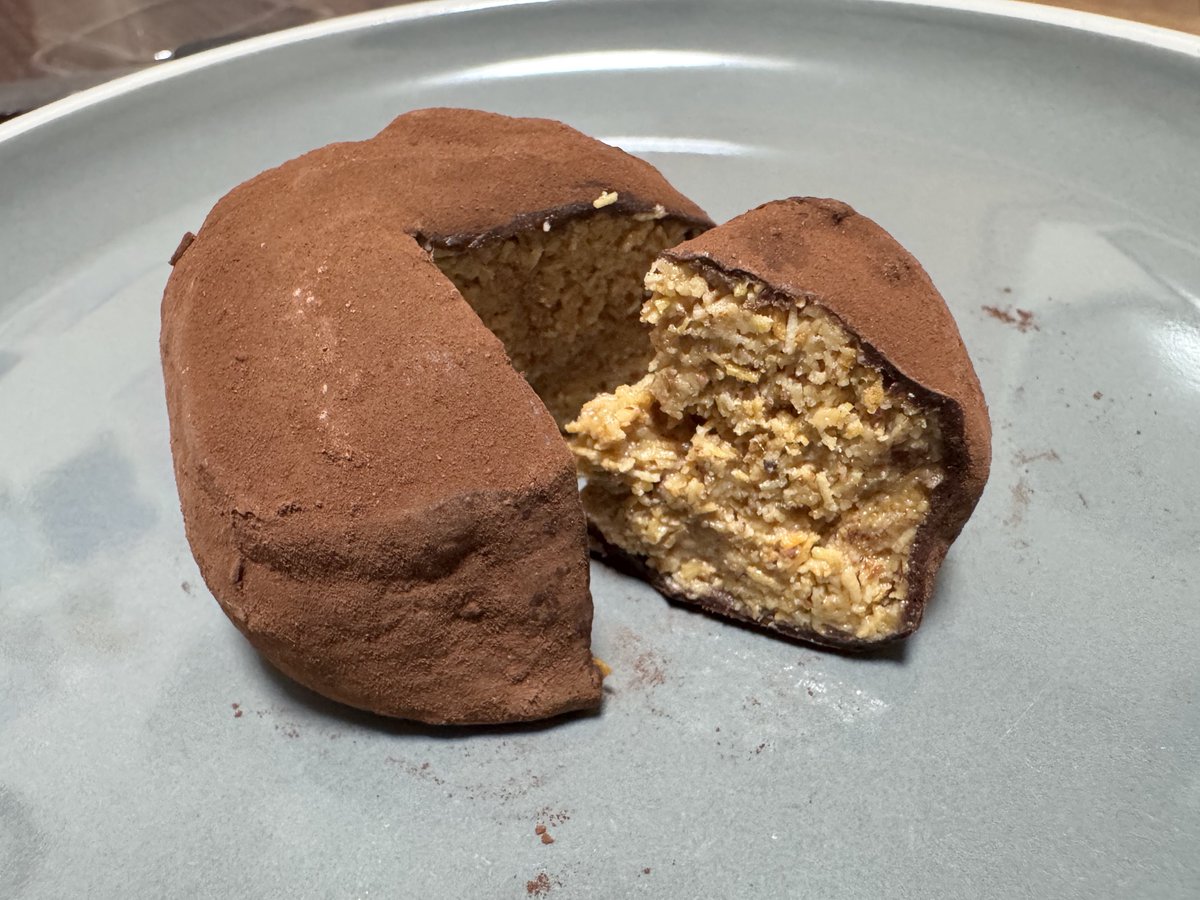 개인적으로 아쫀쿠가 더 내 스타일😍
히든 두쫀쿠보다 약간 더 달지만 ‘어우 달아!’ 느낌이 아니라 맛있게 단 맛!! 
아니 이 사장님은 못하는게 없네.....

‘아’ 라고 써둔거 귀여워 ㅠㅠ