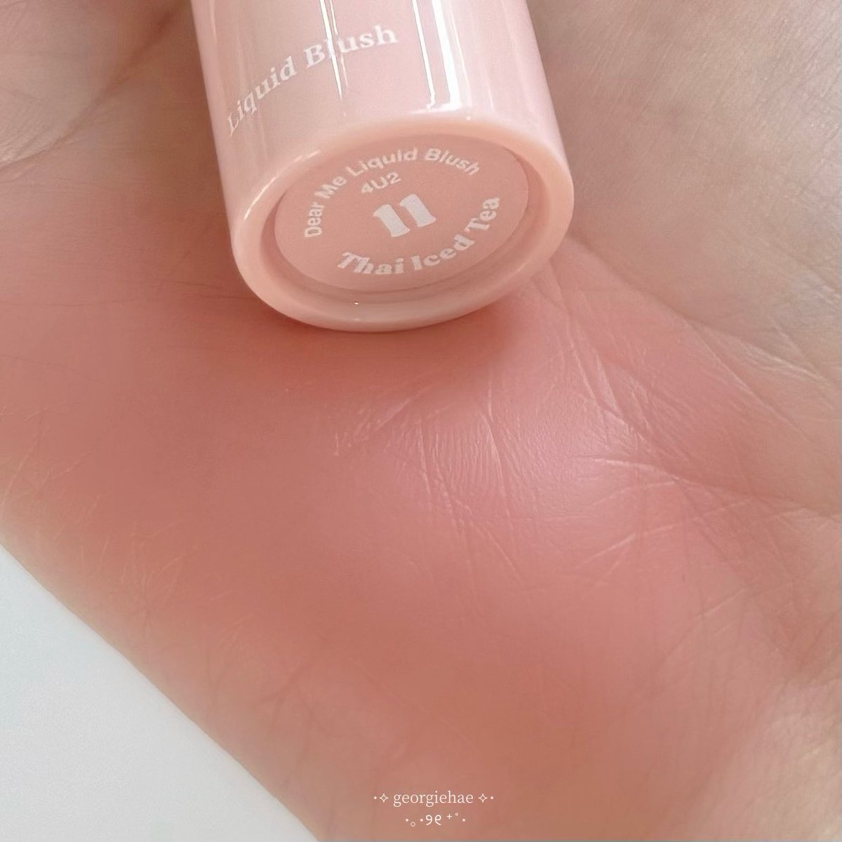 ถ้าดูแค่สีไม่บอกไม่รู้ว่าเป็นแบรนด์ไทยเอาจริง บลัชสีโทนนี้ปกติสียอดฮิตพส.เกา พส.ญี่ปุ่นมาก พวกสีที่มีเบสขาวเยอะๆ ละ 2 สีนี้นัวมากกกก รุ่นนี้ติดทนด้วย ส่วนตัวเป็นชาววอร์มโทนชอบสีเบอร์ 11 มั้กกกก ละราคาร้อยกว่าบาท