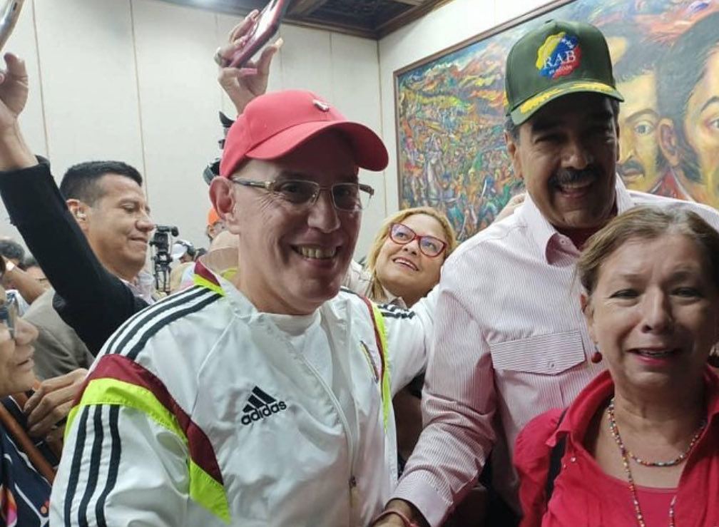 #EnPazNosotrosVenceremos | Los Queremos de Vuelta👉✌️🇻🇪 <a href="/NicolasMaduro/">Nicolás Maduro</a> <a href="/ConCiliaFlores/">Cilia Flores</a> 

¡Leales SIEMPRE! 👨🏻👉🏾✌🏾

#06Feb