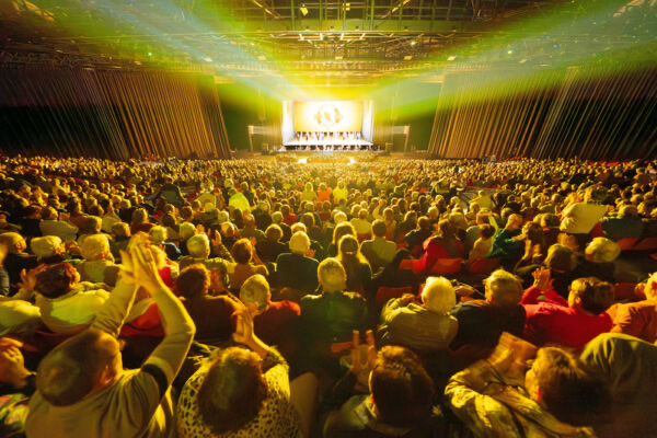 FrankLin5857's tweet photo. SHEN YUN 2026 SHOWS IN FRANCE EUROPE
神韻八大藝術團全球巡演系列 
https://t.co/PgqPDKzbeB
神韻法國東部再爆滿 觀眾盛讚復興傳統文化
   
試想在一個現實的演出舞台上，孫悟空突然從背景天幕裡跳出來，隨後，還奇妙地施展他72變的神通，台下觀眾會有什麽反應？「哇……太讓人驚喜了。」 https://t.co/lsgpptngxd