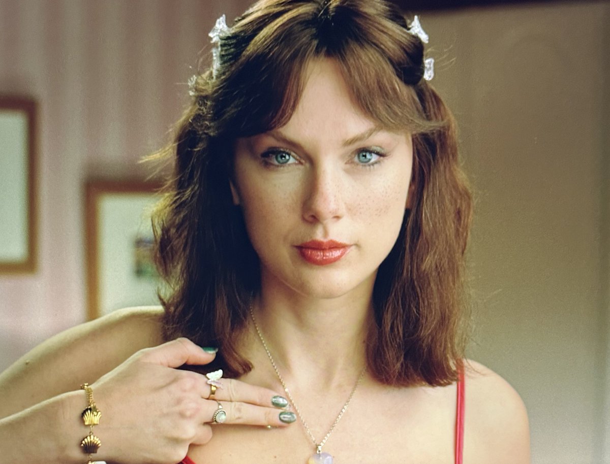 green nails??? and butterfly??? hmmmmmmm...

DEBUT TV HERE WE COME