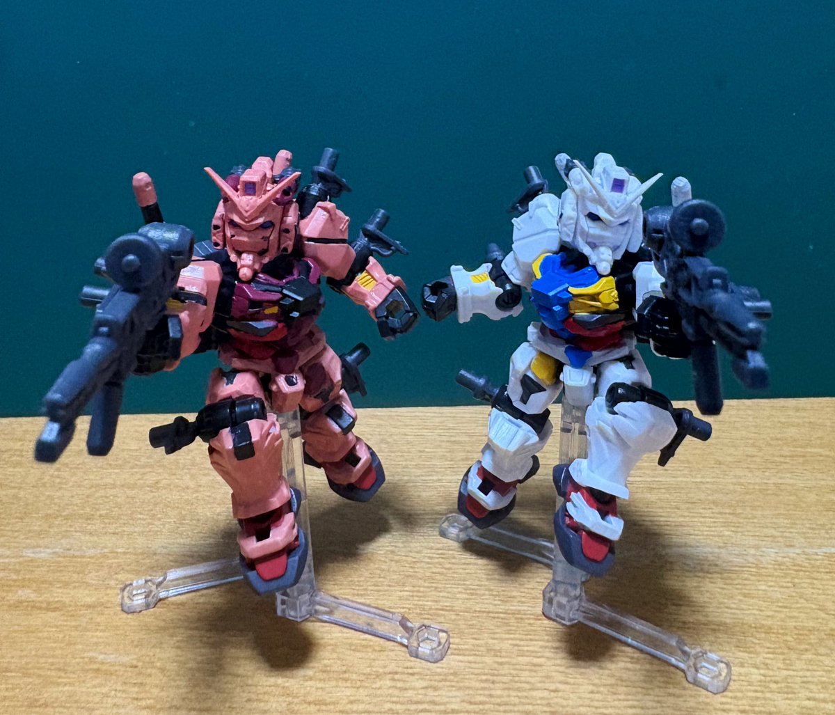 ガシャポンで被っちゃった白いガンダムを塗って赤いガンダム化。 拙い