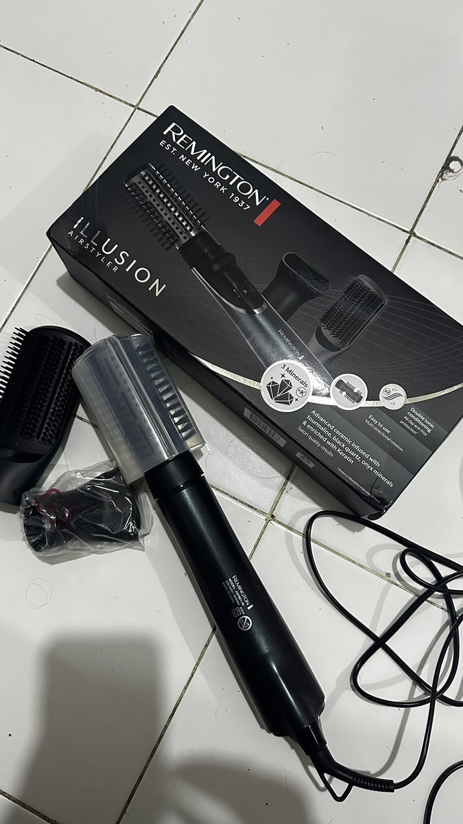 Wts Blow Dryer 
Remington Sisir Angin Illusion Airstyler AS7801-ID
Harga 750k nego tipis

Tag wts wtb hairdryer blowdryer