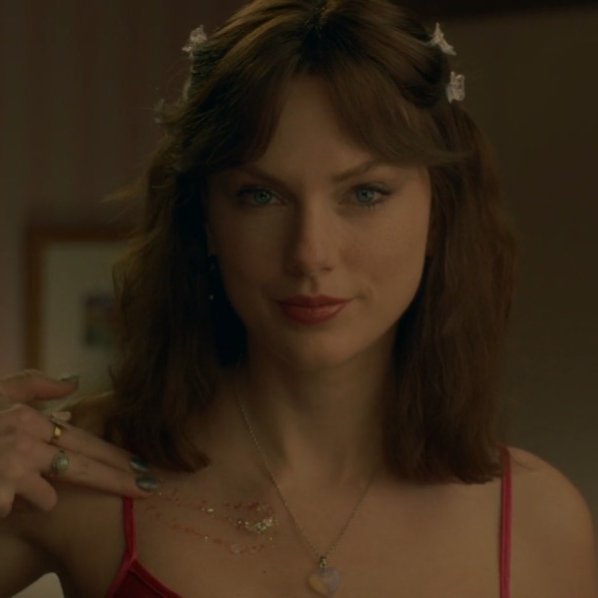 tracklist's tweet photo. Taylor Swift morena no clipe de “Opalite” 😮‍💨 https://t.co/BJHeTne5cL