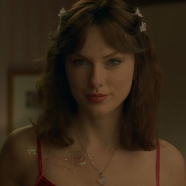 tracklist's tweet photo. Taylor Swift morena no clipe de “Opalite” 😮‍💨 https://t.co/BJHeTne5cL