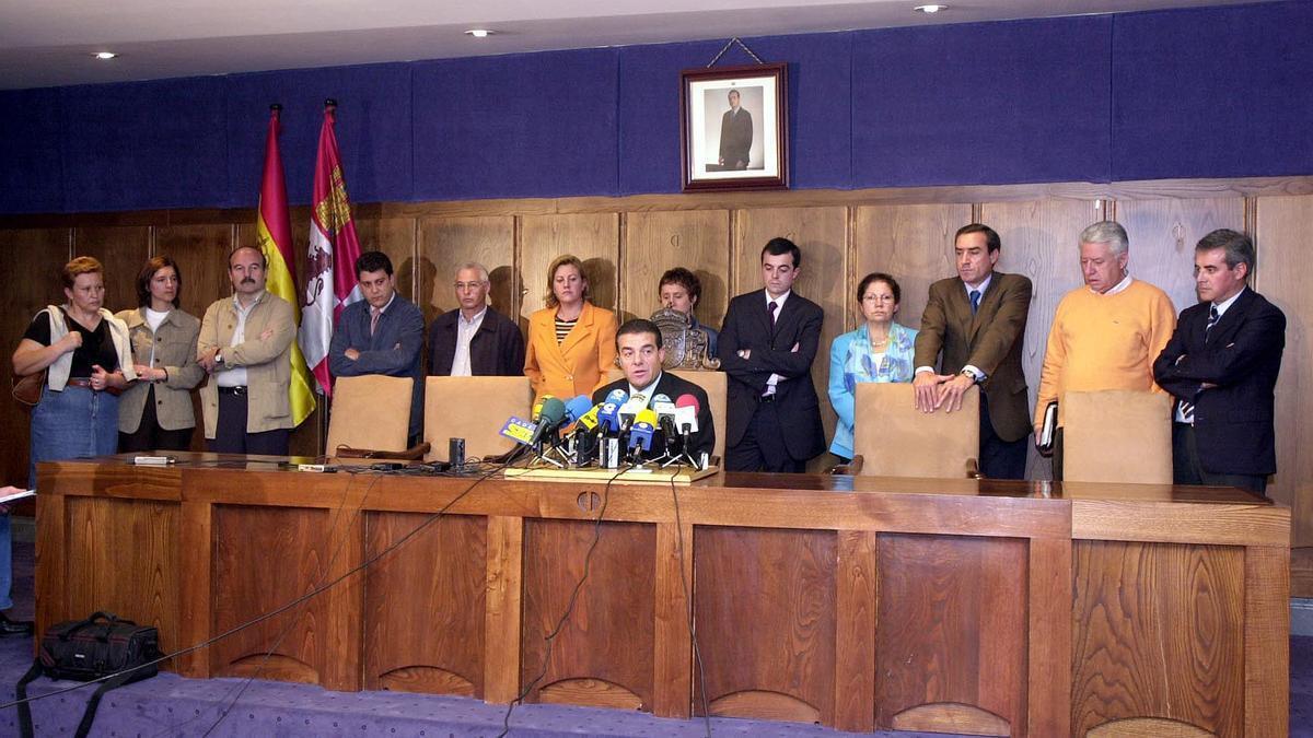 Entre estas dos imágenes han pasado 26 años. La primera foto se tomó ayer en Móstoles, y la segunda el 30 de mayo de 2002 en Ponferrada. 

📌 De Nevenka a la edil de Móstoles, las claves de un caso que repite patrones machistas 26 años después 🔗 social.elpais.com/42t4v6