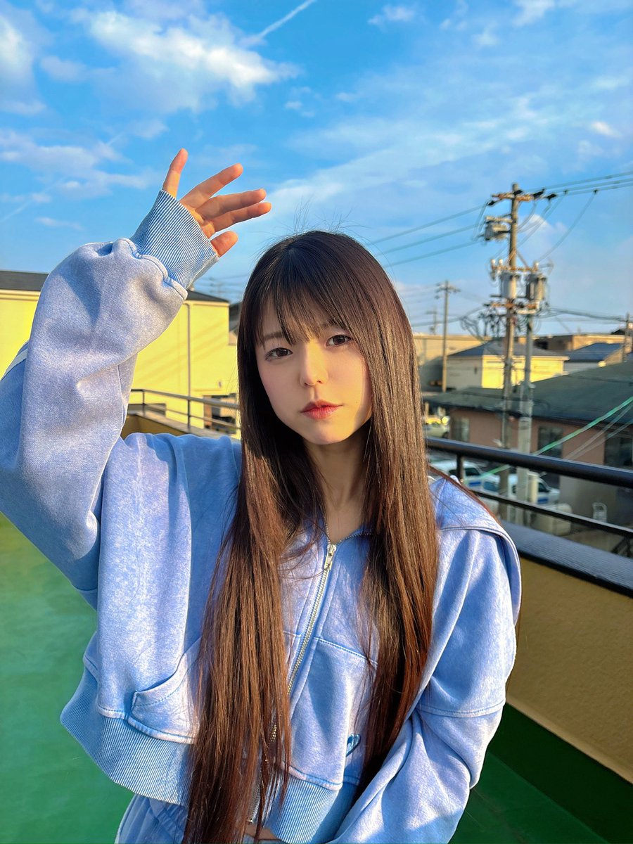 xyz__shiori's tweet photo. ベリーショートから
髪を伸ばし続けてもうすぐ8年🐝

気づけばスーパーロングヘアに🤭

どの長さも「これが一番似合う！」
と思うことなくここまで来ましたが
やっと思えました🥹

今の長さが
いちばん私に似合ってて可愛いのでは！？ https://t.co/Nq0GyaGJkI