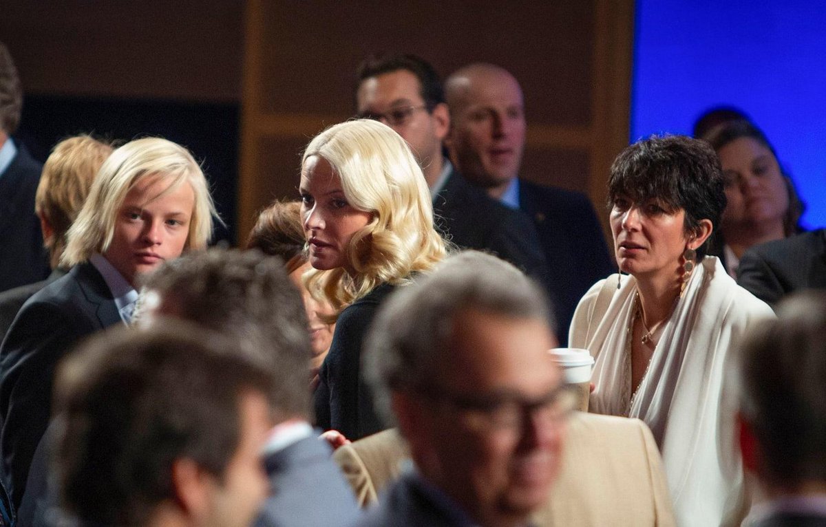 Deze foto dook op tijdens het proces tegen Marius Borg Høiby.

De foto toont de toen 15-jarige Marius tijdens de Clinton Global Initiative (CGI) Annual Meeting in New York, in 2012, samen met Ghislaine Maxwell en zijn moeder Mette-Marit Tjessem Høiby.
