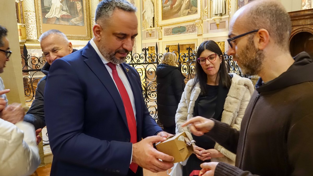 FratiAssisi's tweet photo. 𝐁𝐞𝐭𝐥𝐞𝐦𝐦𝐞 𝐚𝐥𝐥𝐚 𝐏𝐨𝐫𝐳𝐢𝐮𝐧𝐜𝐨𝐥𝐚
***
👉https://t.co/r9YZMSm98h
Il sindaco di #Betlemme, 𝐌𝐚𝐡𝐞𝐫 𝐍𝐢𝐜𝐨𝐥𝐚 𝐂𝐚𝐧𝐚𝐰𝐚𝐭𝐢 ha visitato oggi per la prima volta la Basilica di Santa Maria degli Angeli e la #Porziuncola https://t.co/4uYHhEV4DS