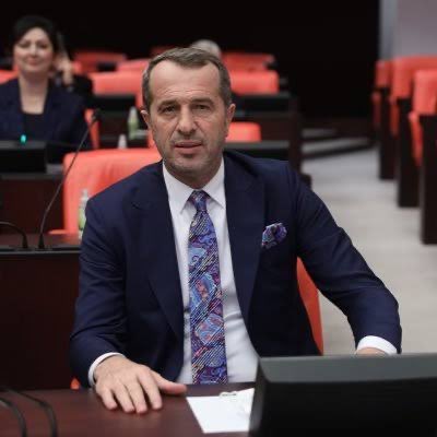 Mevzu Galatasaray-Osimhen olunca mecliste konuşuyordun, hadi konuşsana Kante transferinin maliyetini !

Yüreğin yetmiyor dimi!!