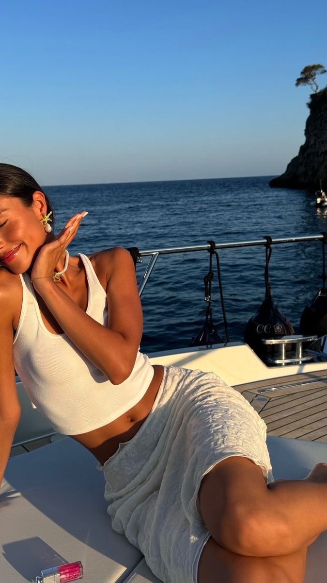 Buenos días.
Que hoy tus problemas se pierdan como calcetines en la lavadora.
Que el café te despierte con energía, que la música te haga bailar aunque estés solo,
y que cada pequeña sorpresa te saque una sonrisa genuina.

Que el viernes llegue con travesuras, con momentos