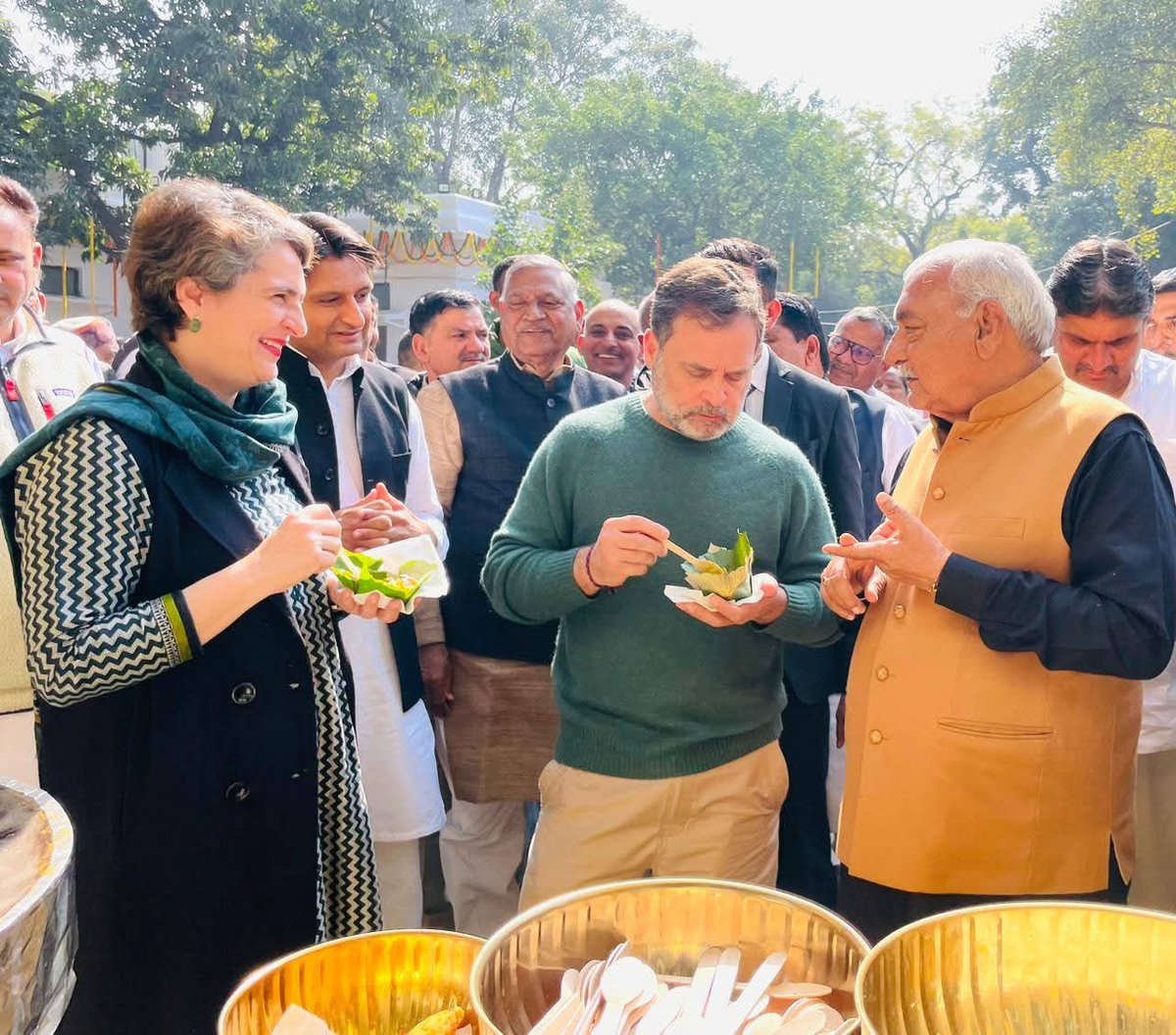khokher_randeep's tweet photo. नेता प्रतिपक्ष श्री @BhupinderShooda जी के लंच पर भावी प्रधानमंत्री नेता प्रतिपक्ष श्री @RahulGandhi व सांसद @priyankagandhi जी.. https://t.co/rKha4WmKio