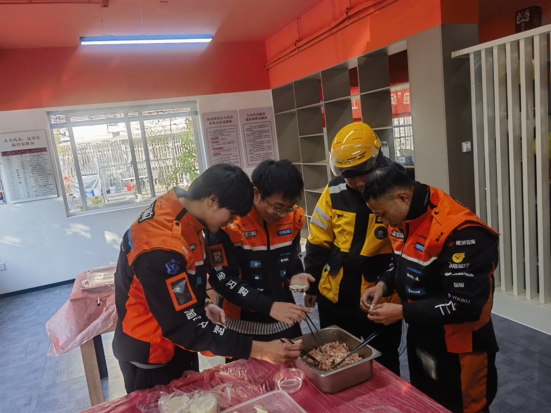 Zhang31211740Lu's tweet image. "🚚🛵 Hang out and recharge at Xinghuo Station in WuXing District, where outdoor workers like couriers find respite. Fully equipped with AC, microwaves, and charging ports, it offers a cozy break! 💧🔌🍚 #XinghuoStation #OutreachSupport"