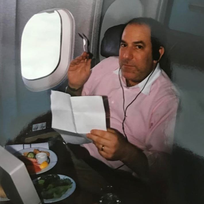 🇺🇸✈️💸 IL A ACHETÉ UN BILLET FIRST CLASS À VIE POUR ENVIRON 250 000 $ EN 1987… ET A FAIT PERDRE 21 MILLIONS $ À AMERICAN AIRLINES.

En 1987, American Airlines, alors en difficulté financière, lance une offre incroyable : l’AAirpass Lifetime Unlimited First Class pour environ 250