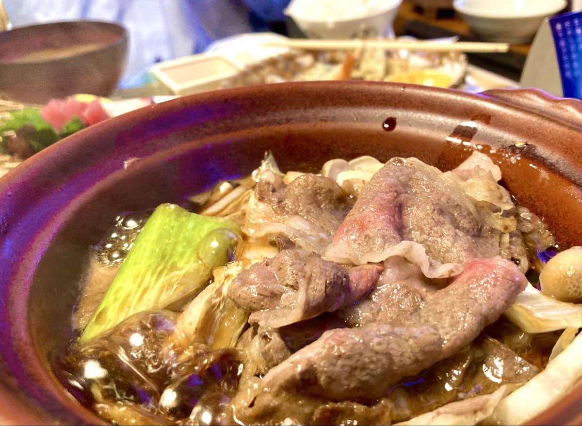 今日はフレンテ歌会。これまでは自由詠＋題詠というパターンだったのだけれど、最近は連作ブームで、今回なんて３首連作！作るのも選歌するのも悩ましかった😵‍💫
でも連作になるとそれぞれの世界が立ち上がってきて、読めば読むほどおもしろい。心を鷲掴みにされた連作も✨

…脳が疲れたら、すき焼き👍